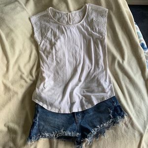 GAP top w lace detail